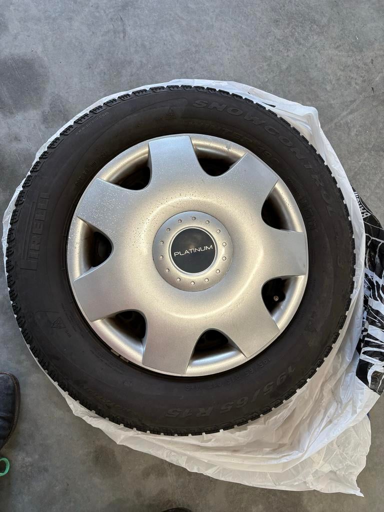 Set winterbanden op stalen velgen met wieldop Audi 80 o.a., Gebruikt, 15 inch, Banden en Velgen, Personenwagen
