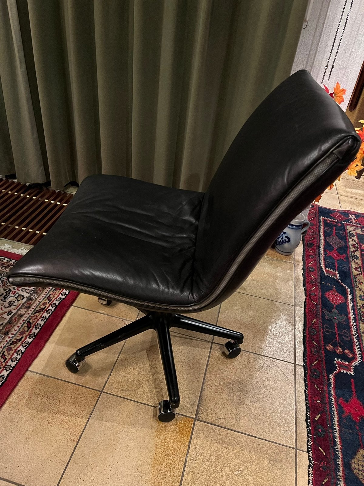 Artifort stoel zwart leer vintage, Ophalen, Gebruikt