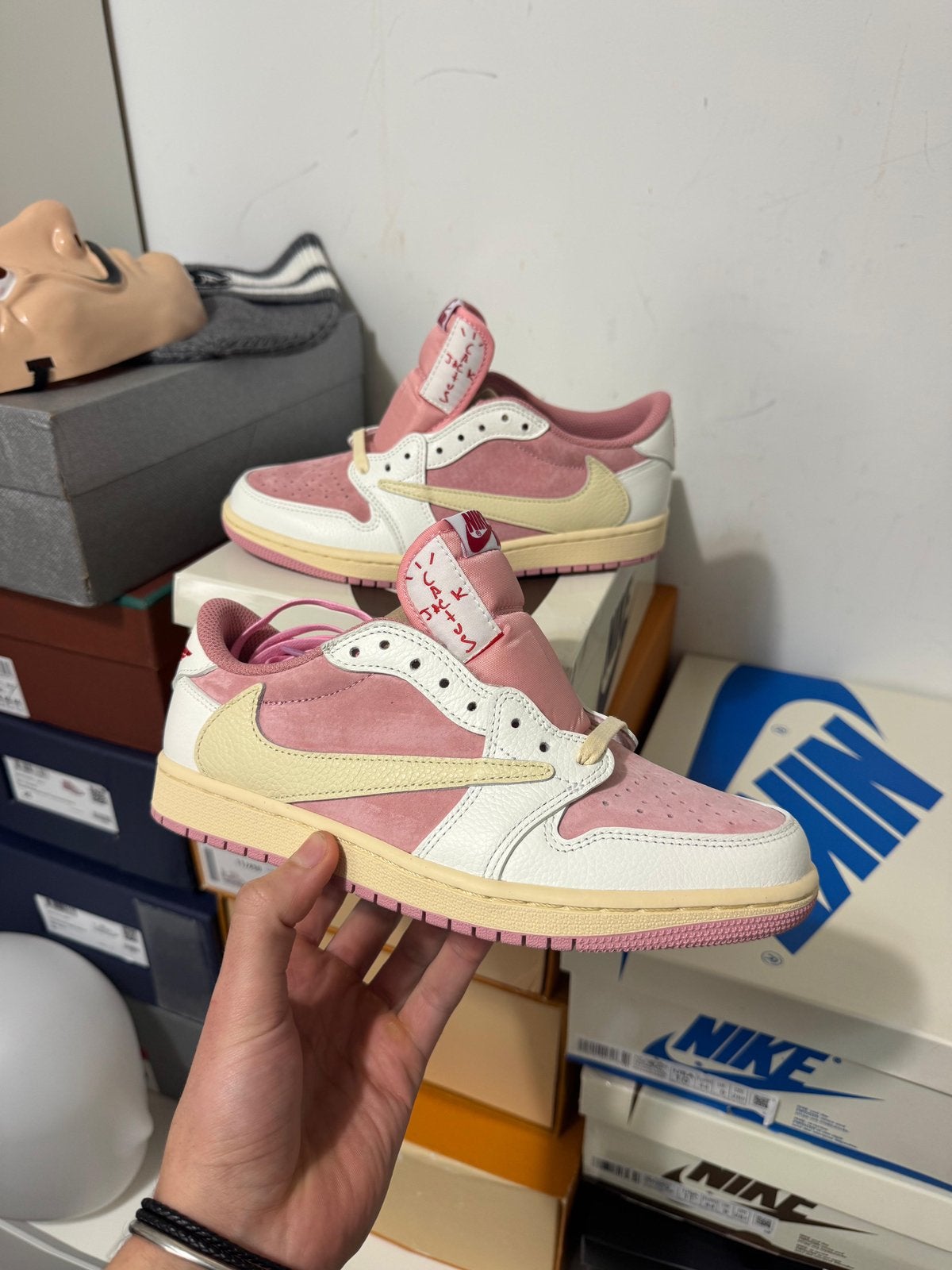 Nike Air Jordan 1 Low x Travis Scott 'Shy Pink’, Ophalen of Verzenden, Nieuw