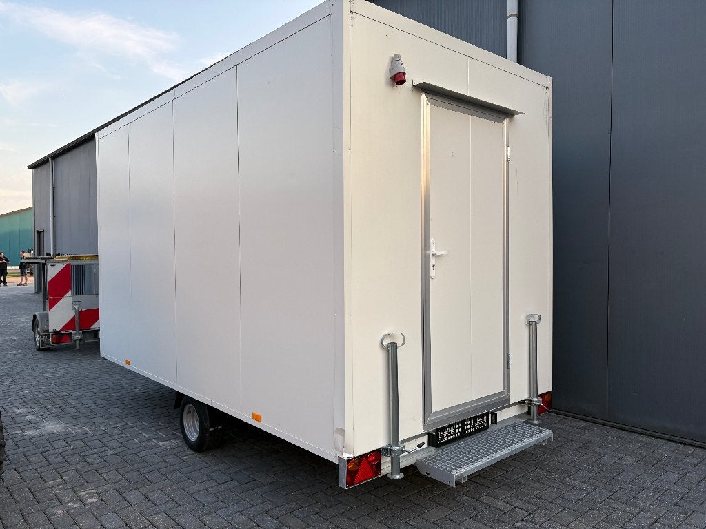 Nieuwe snelverkeer schaftwagen / bouwkeet 4 x 2 meter, Ophalen