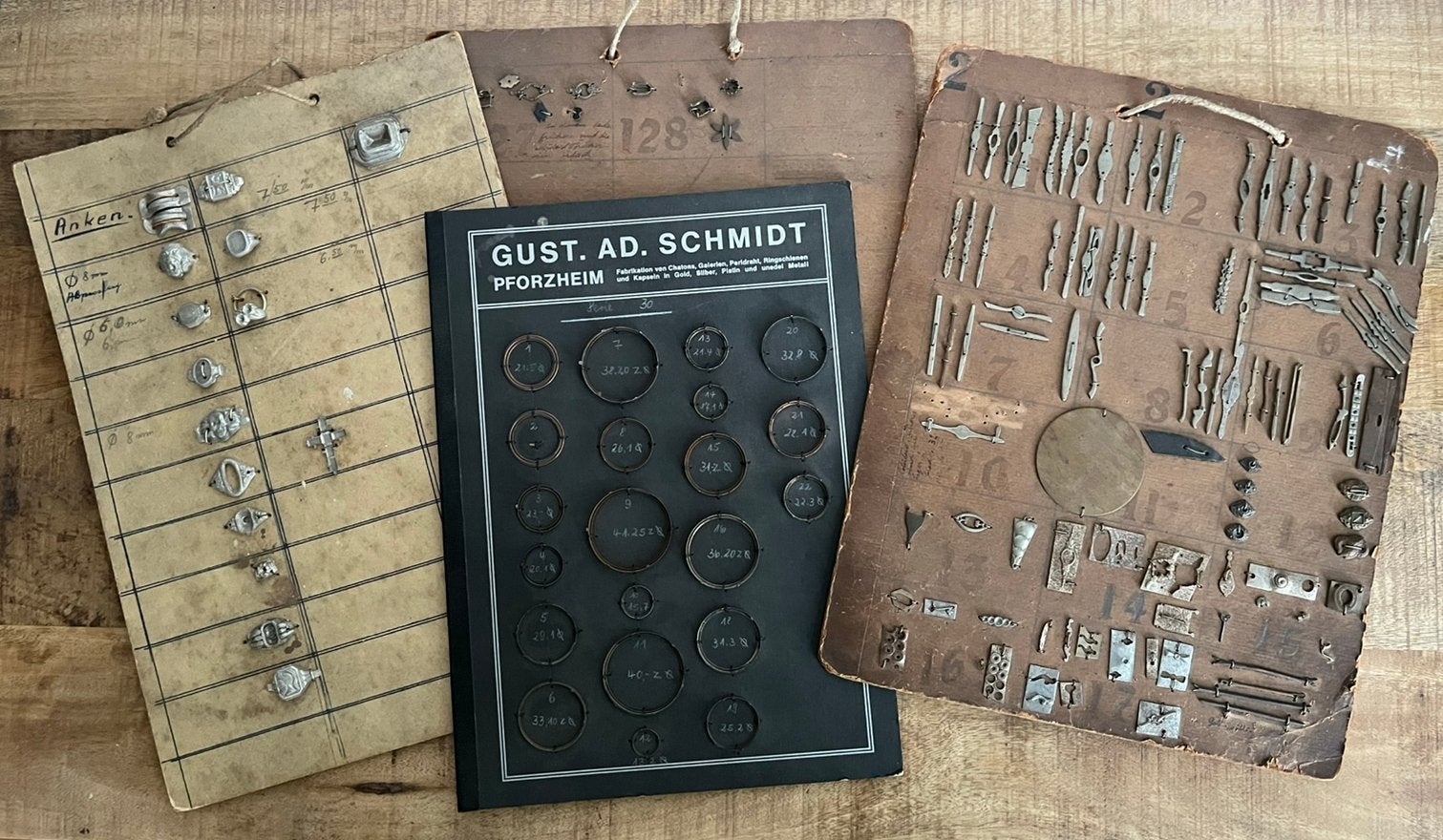 Monsterbord met alpaca broche sieraden modellen goudsmid, Ophalen of Verzenden