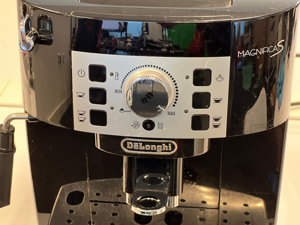 De'Longhi Magnifica S volautomatische espressomachine, Afneembaar waterreservoir, Gebruikt, Espresso apparaat, 4 tot 10 kopjes