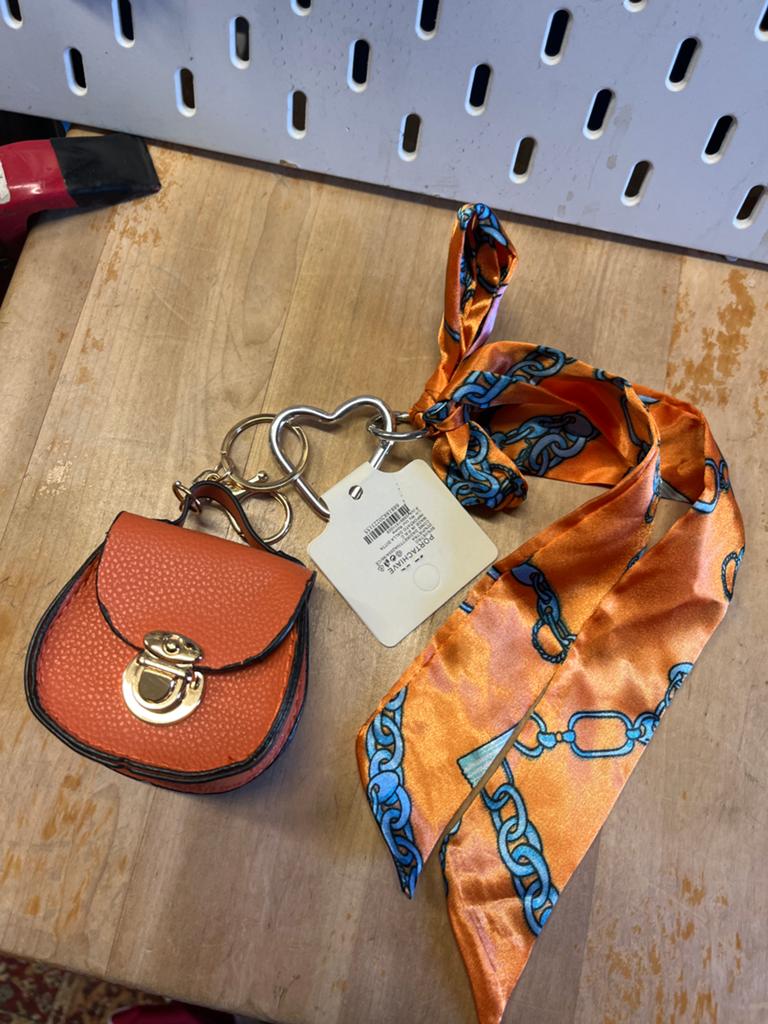 Mini tasje sleutelhanger met sjaaltje, Sieraden, Tassen en Uiterlijk, Tassen | Damestassen, Ophalen of Verzenden, Nieuw, Oranje