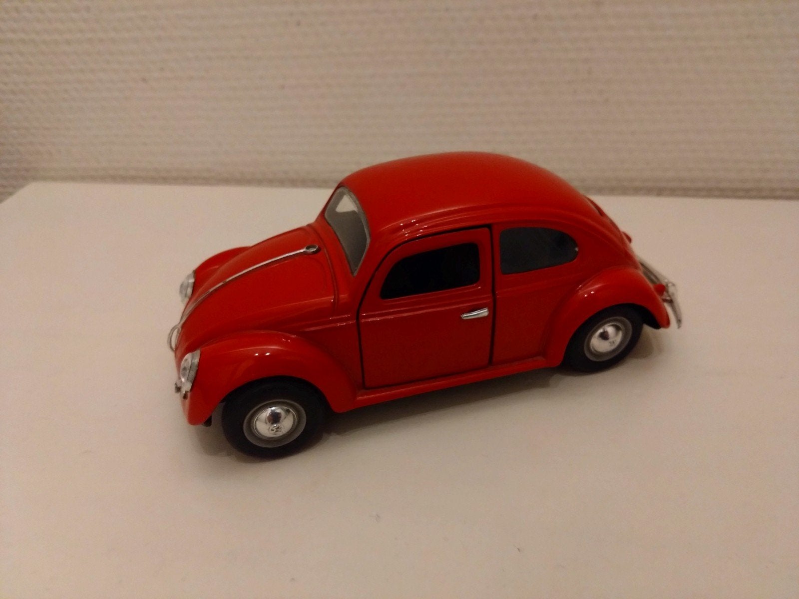 Rode Volkswagen kever modelauto., Ophalen of Verzenden, Zo goed als nieuw, Auto, Overige merken