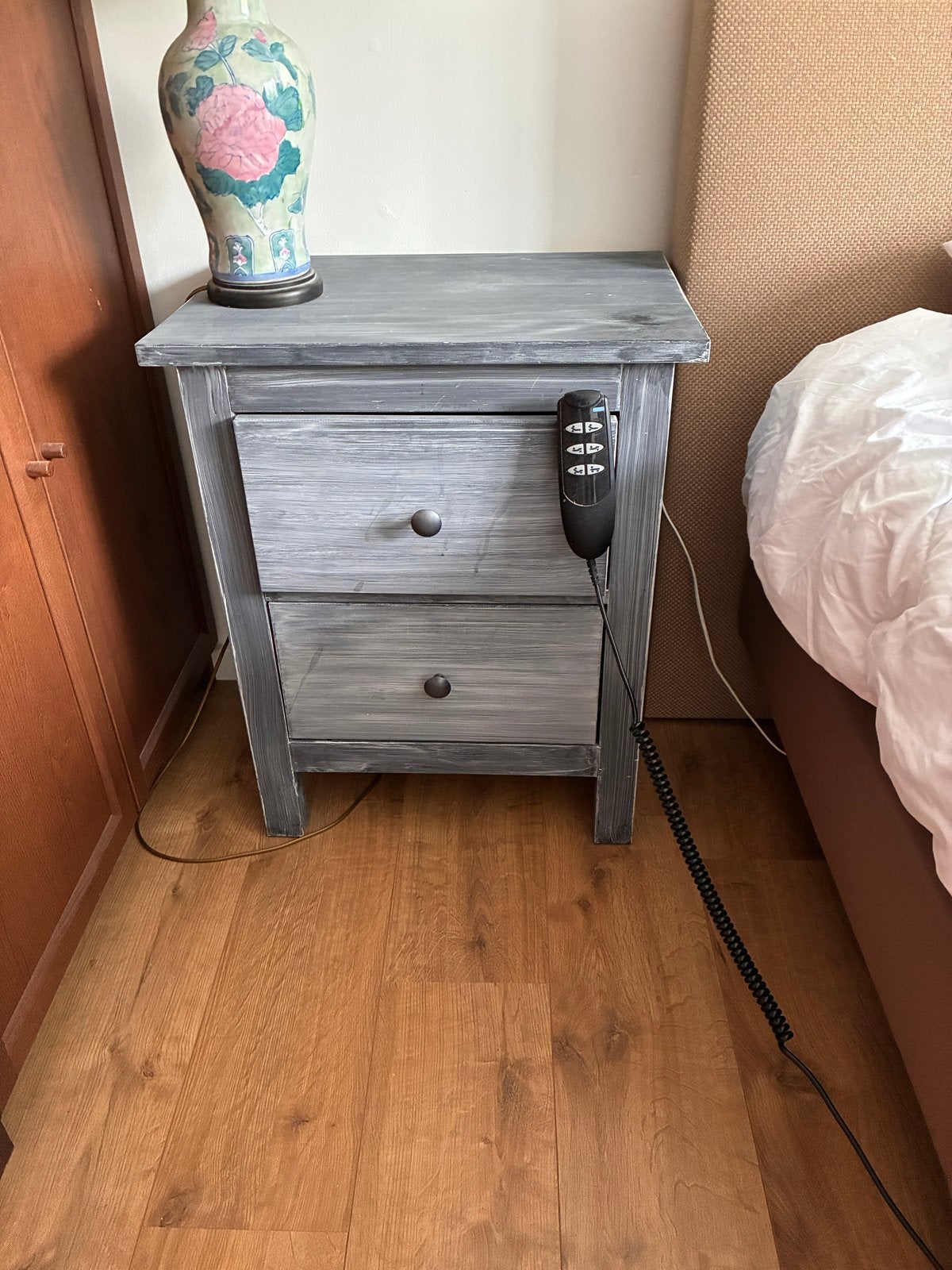 2 Nachtkastje whitewash met twee lades - Grijs hout, Ophalen, Gebruikt, 55 tot 70 cm, 45 tot 65 cm