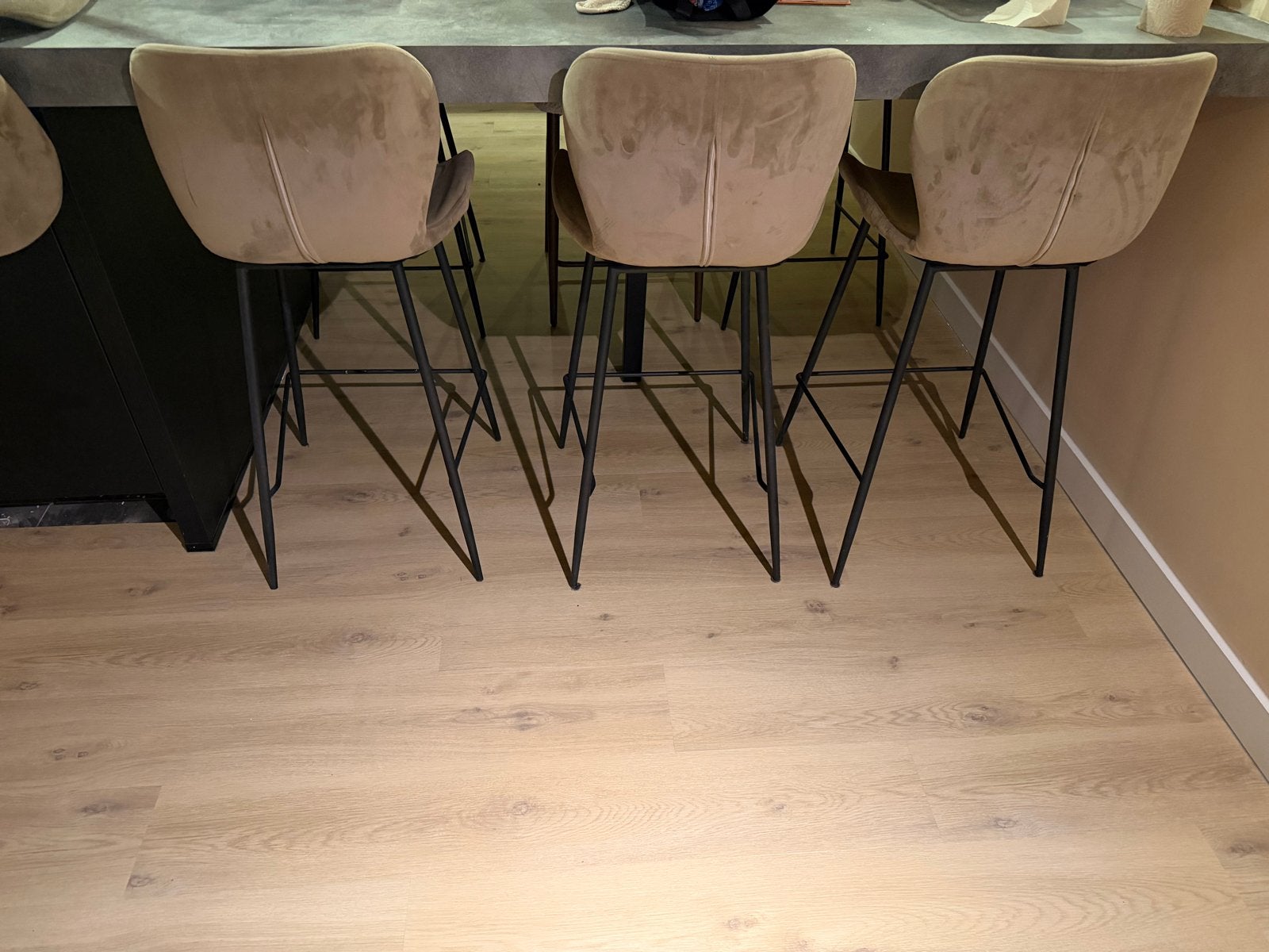 Set van 6 velour beige barstoelen van het merk Woood, Ophalen, Gebruikt, 90 cm of meer, Metaal