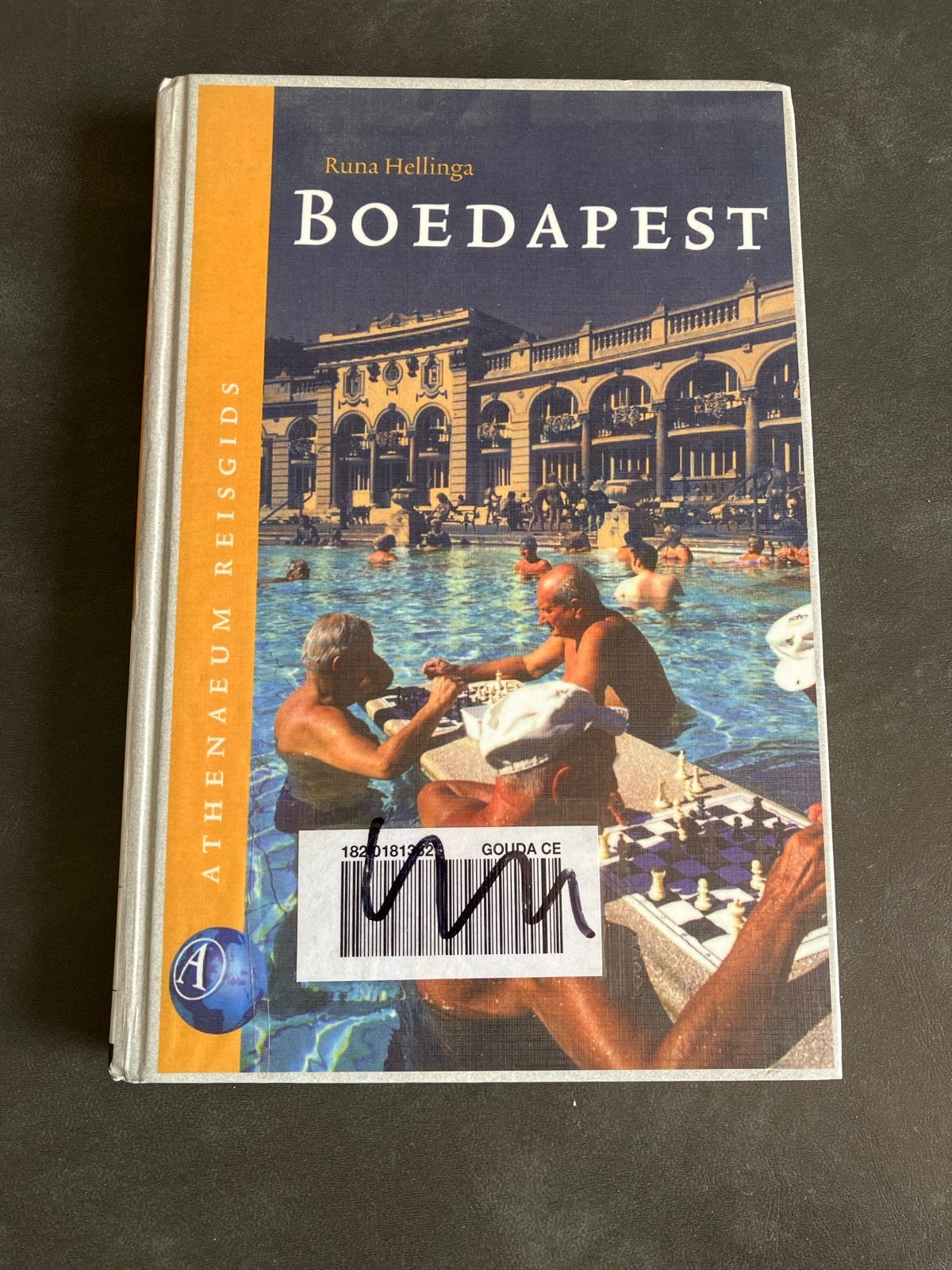 Boedapest Reisgids - Runa Hellinga (Athenaeum), Europa, Ophalen of Verzenden, Reisgids of -boek, Gelezen