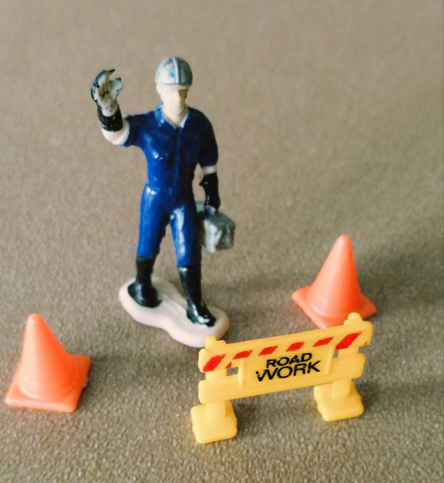 Miniatuur wegwerker met verkeerskegels en hek, Verzenden, Gebruikt