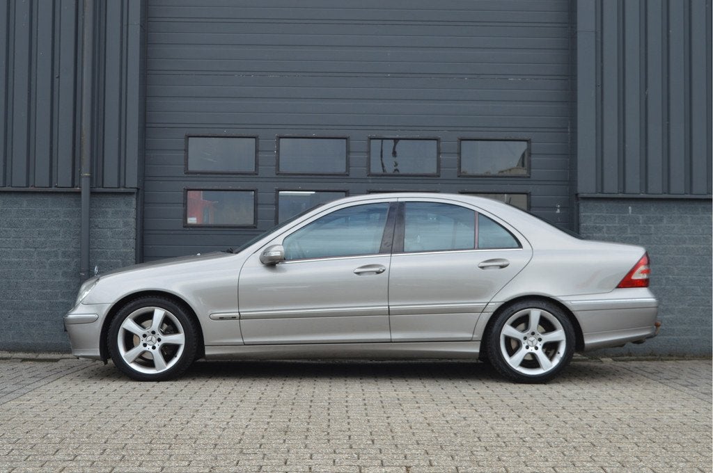 Mercedes-Benz C-Klasse 220 CDI Avantgarde (bj 2004), Auto's, Mercedes-Benz, Automaat, Gebruikt, Zwart, 4 cilinders