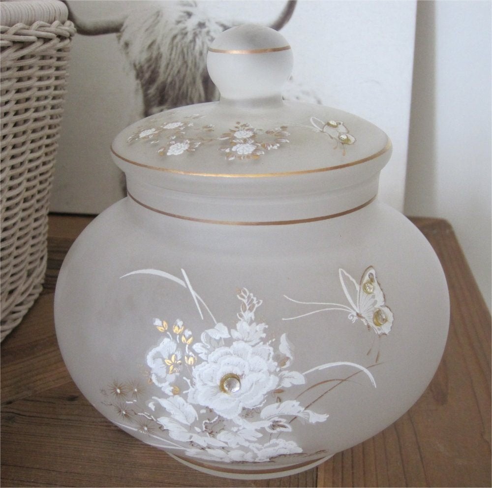 Fraaie dekselpot van glas, versierd met bloemen en vlinders, Ophalen of Verzenden