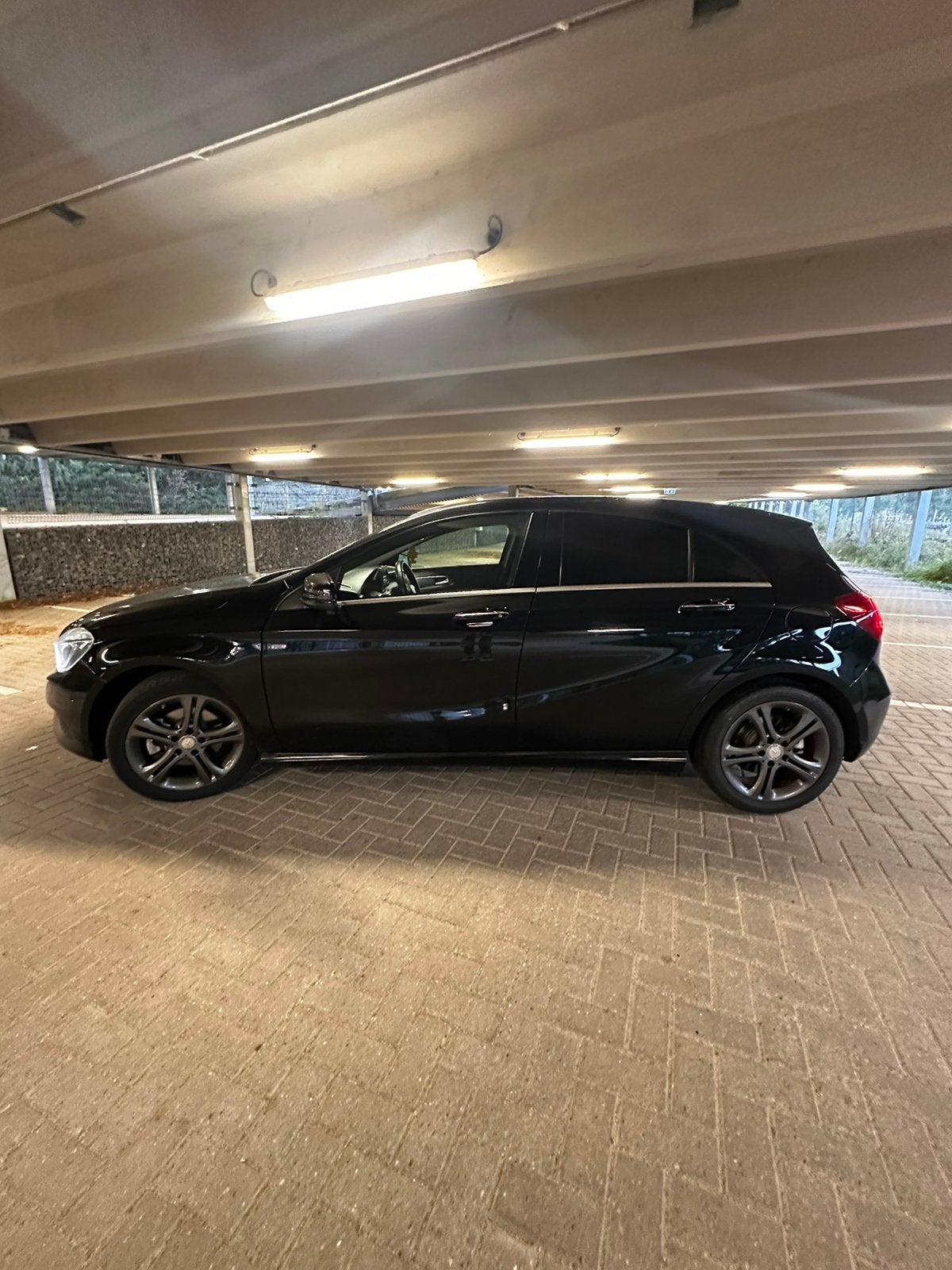 Mercedes-Benz A-Klasse A180 1.6 Blue Efficiency 2014 Zwart, Auto's, Mercedes-Benz, Voorwielaandrijving, 4 cilinders, 1595 cc, 1200 kg