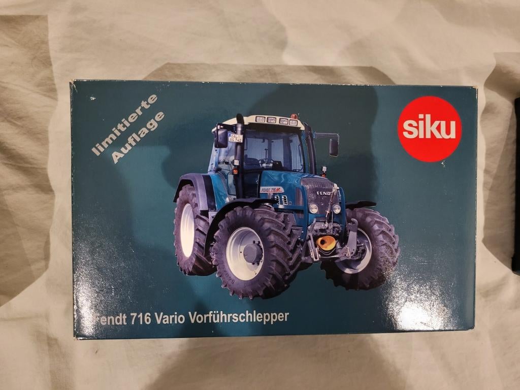 Fendt 716 Vorfuhrschlepper 1:32 limit. edition nieuw in doos, Hobby en Vrije tijd, Modelauto's | 1:32, Ophalen of Verzenden, Nieuw