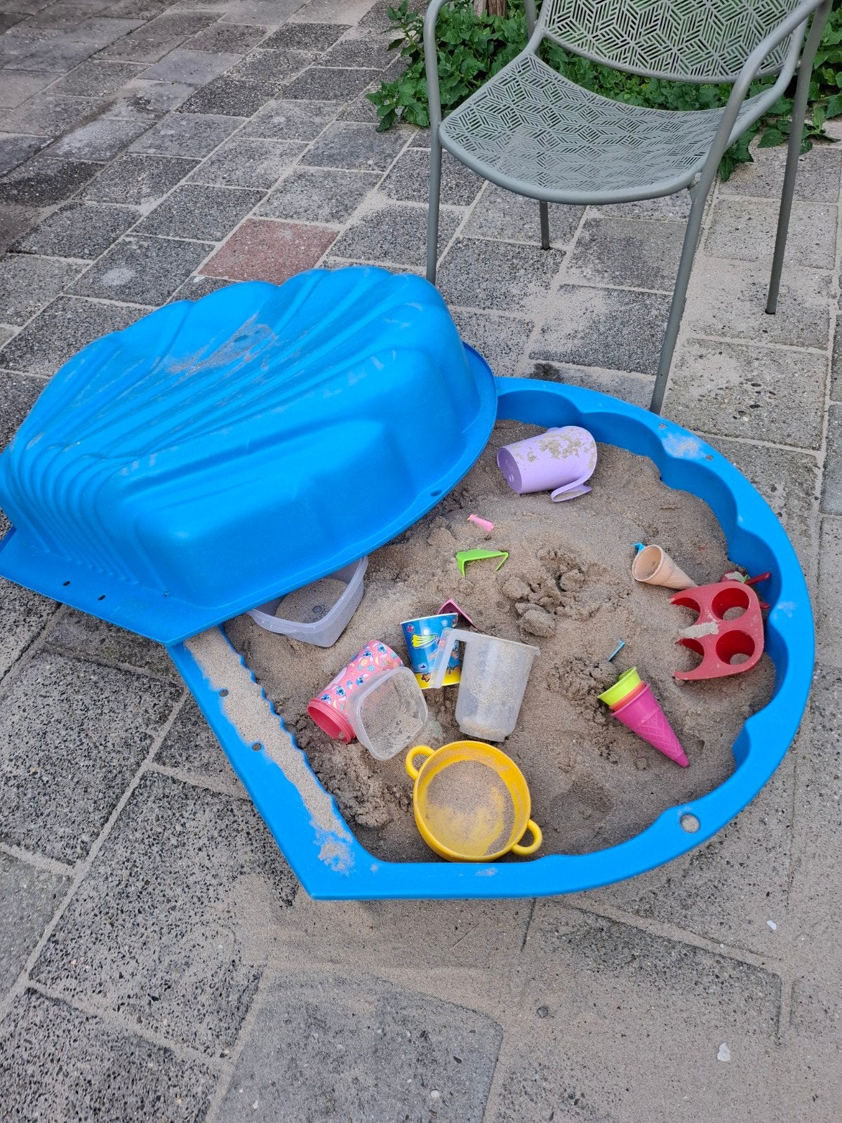 Zandbak schelp met speelzand en zandspeelgoed, Ophalen of Verzenden, Gebruikt