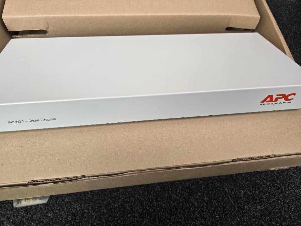 APC AP9604 Triple Chassis – UPS management card chassis, Ophalen of Verzenden, Zo goed als nieuw
