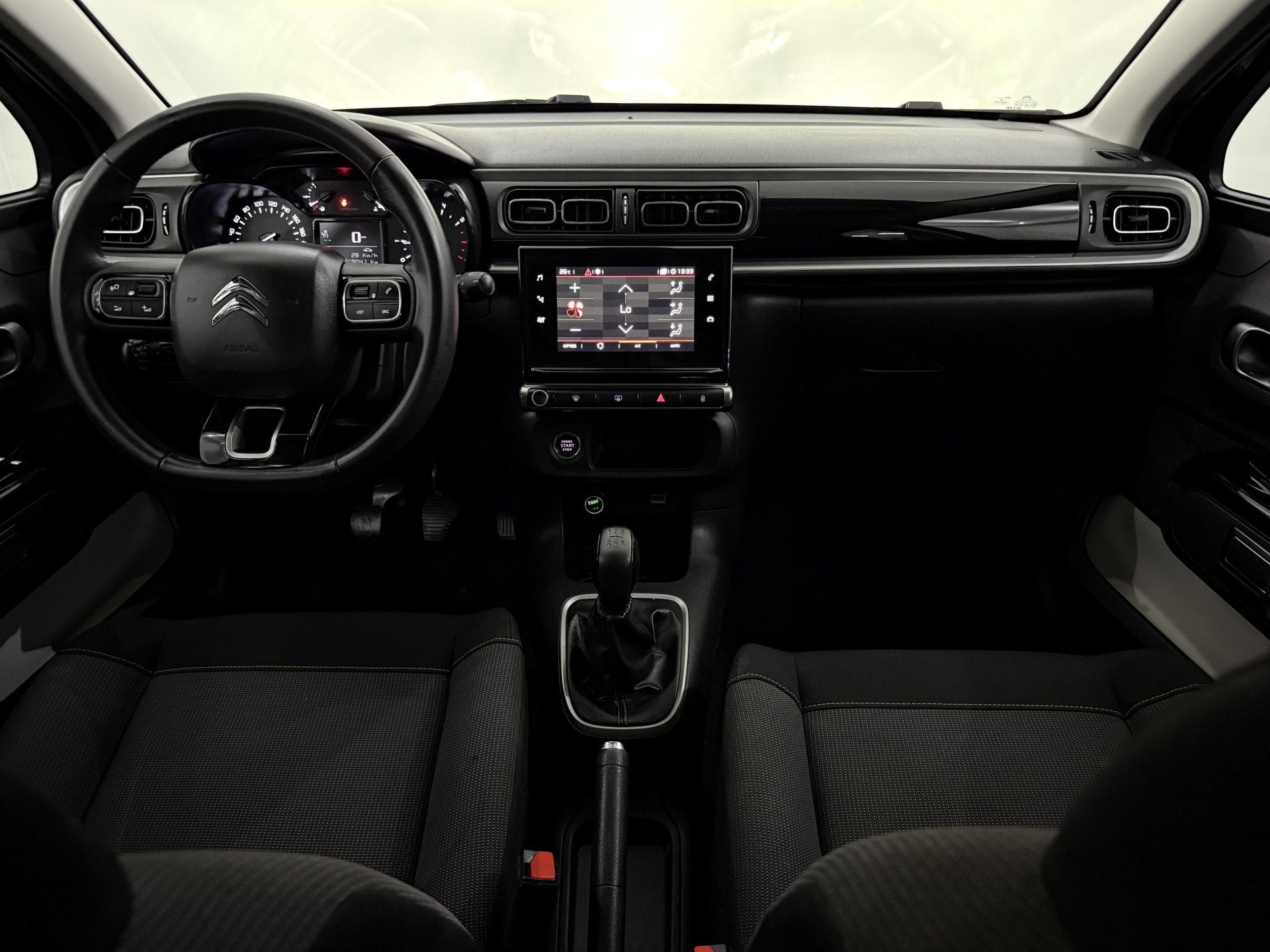 Citroën C3 1.2 PureTech Shine Clima, Navi, Parkeersensoren,, Voorwielaandrijving, 83 pk, Euro 6, 1199 cc