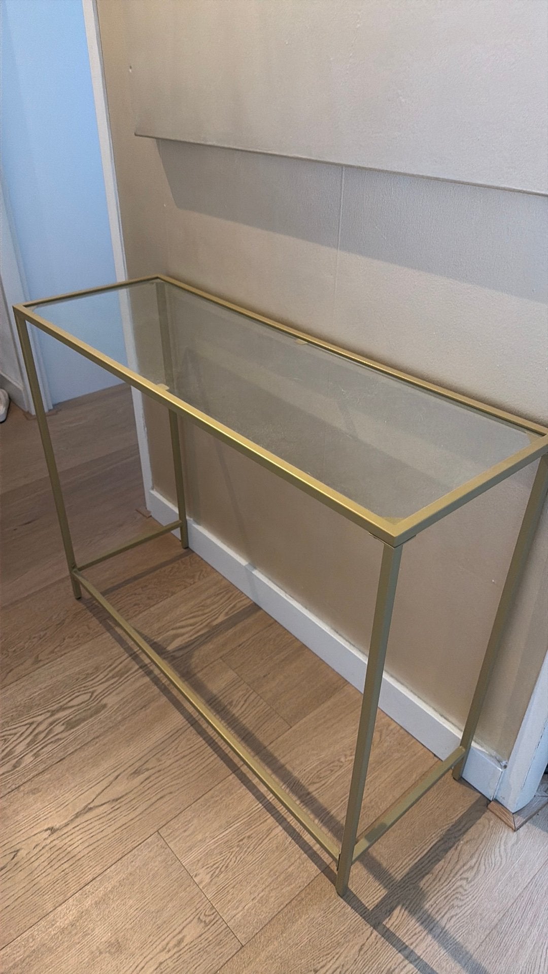Side table of klein bureau goud metaal met glas 100x35cm, Huis en Inrichting, Tafels | Sidetables, Ophalen, 50 tot 100 cm, Zo goed als nieuw