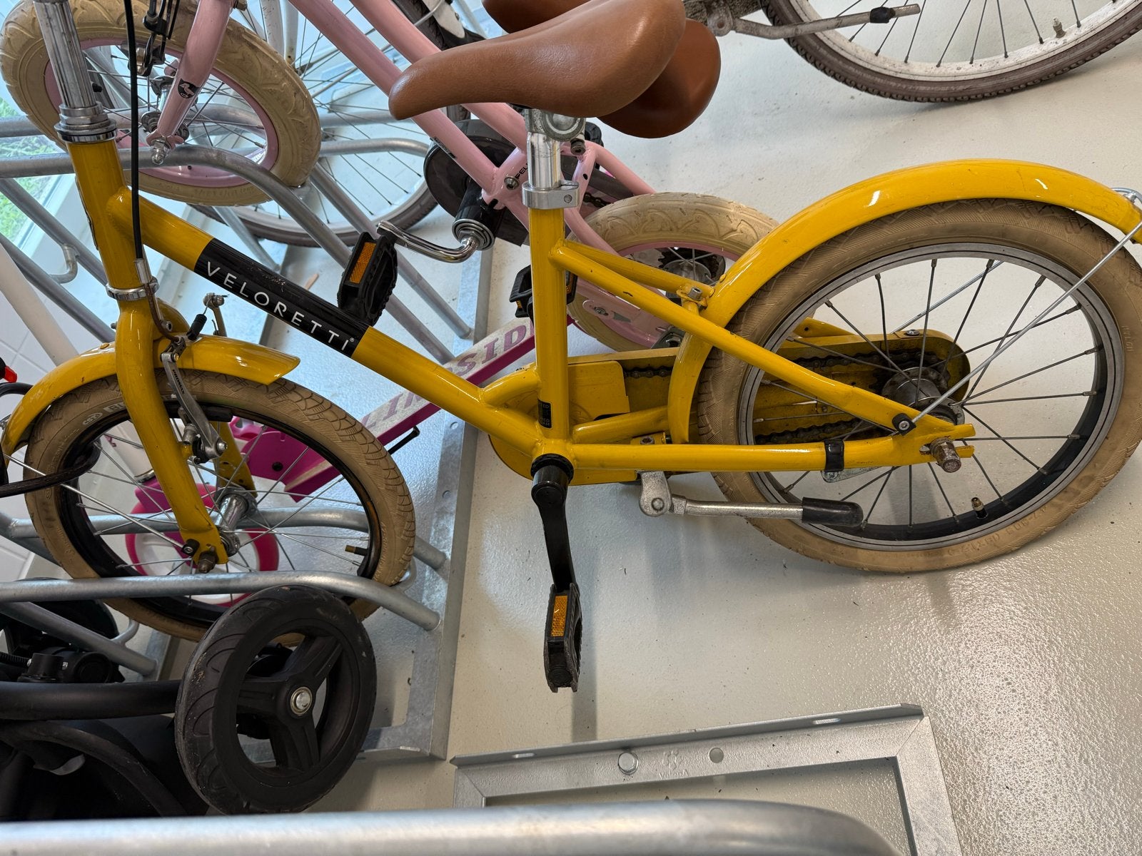 Veloretti kinderfiets - achterband lek, Ophalen, Gebruikt, Terugtraprem, 16 tot 20 inch
