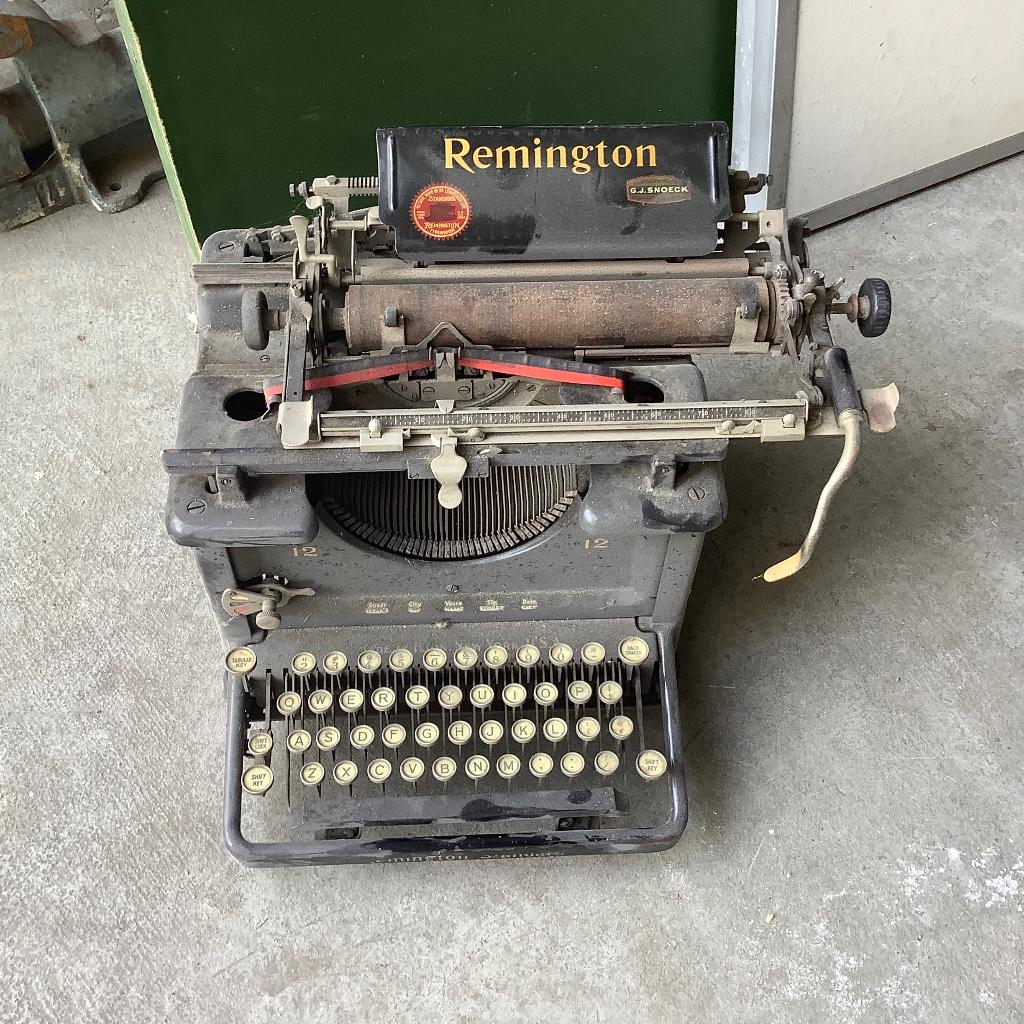 Schrijfmachine  oude Remington, even afstoffen, Ophalen