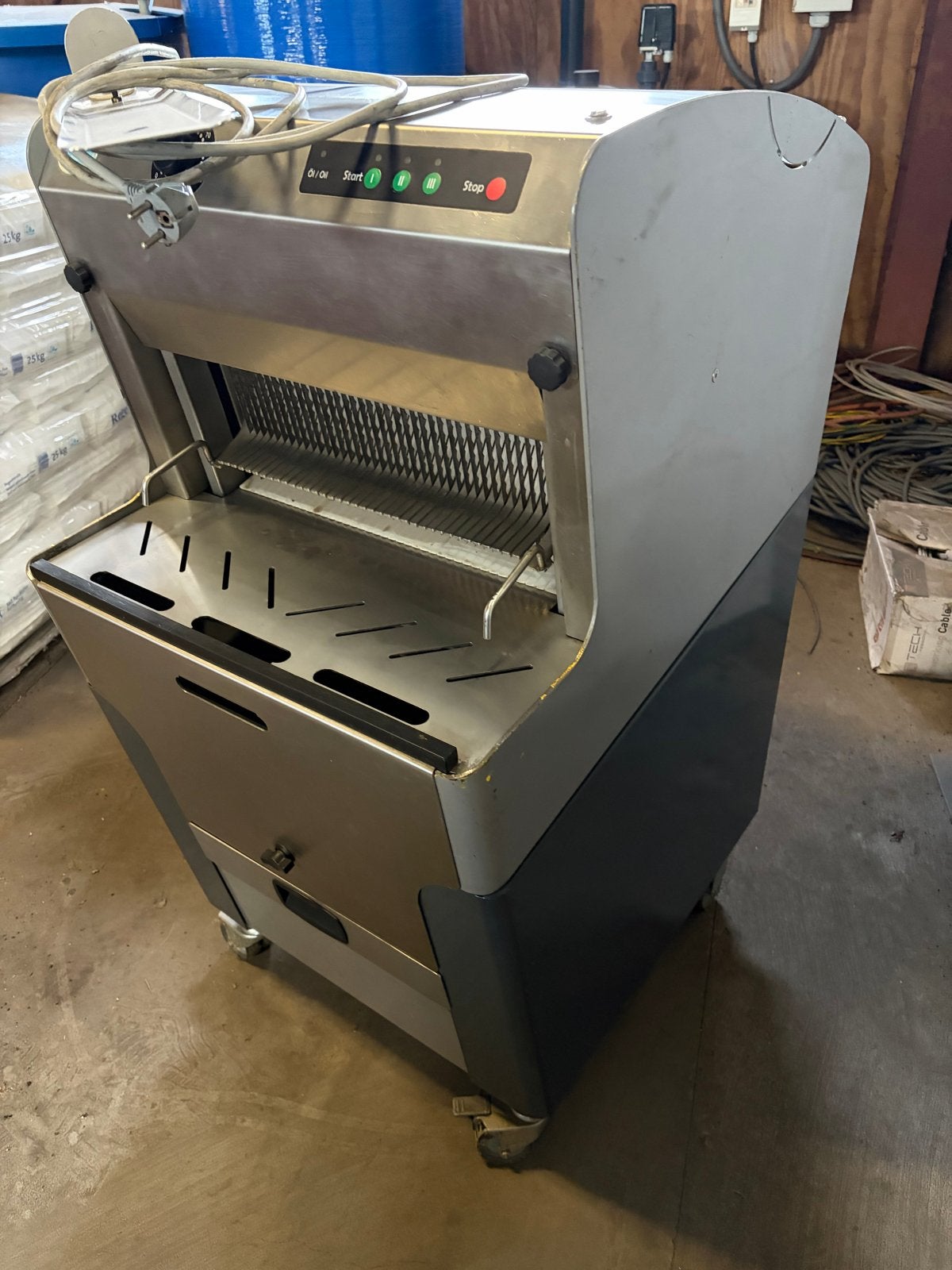 Beko Broodsnijmachine - Slicer 11 mm, Ophalen