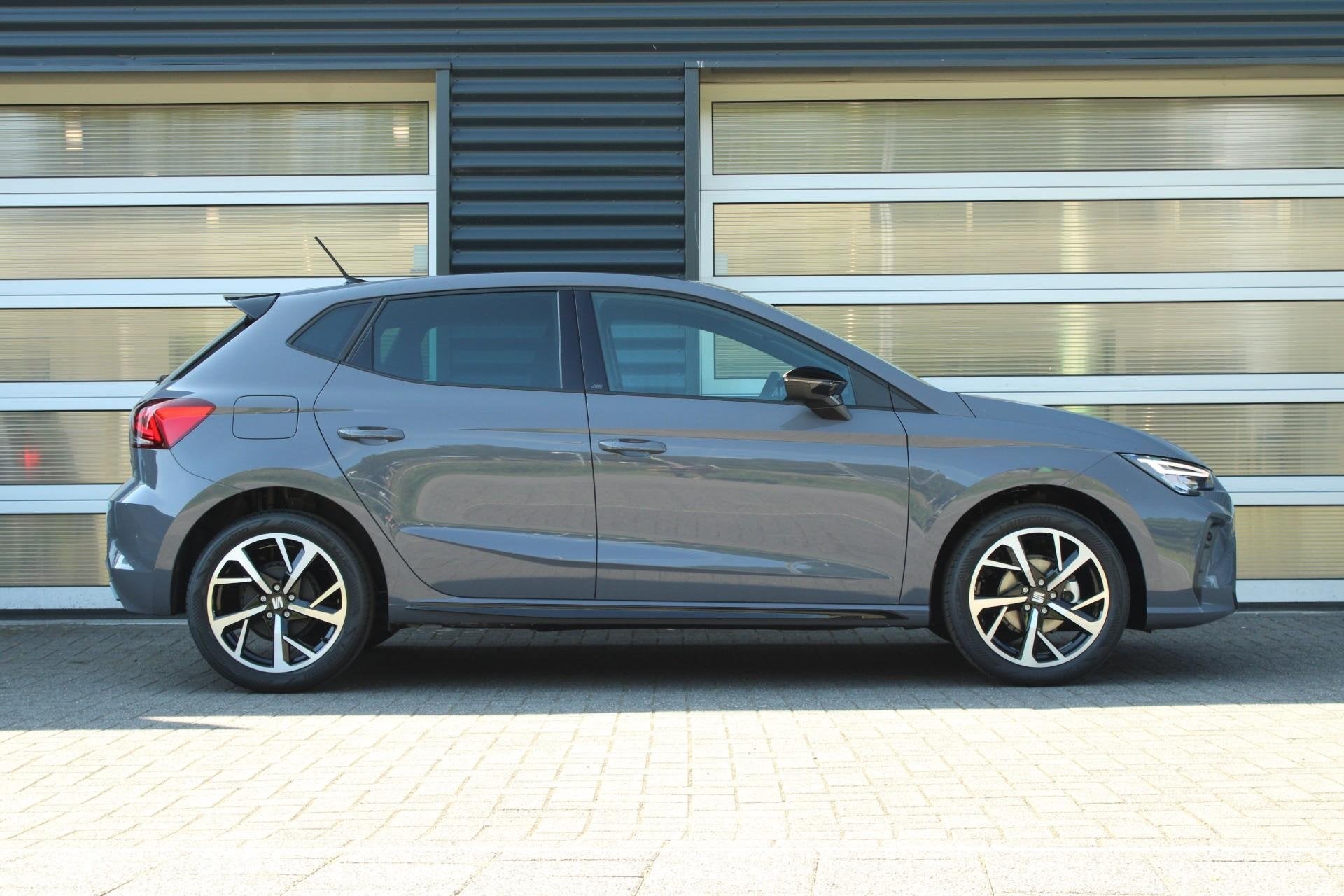 SEAT Ibiza 1.0 EcoTSI 95pk FR Business Connect | Panoramadak, Voorwielaandrijving, 12 maanden, Stof, 95 pk