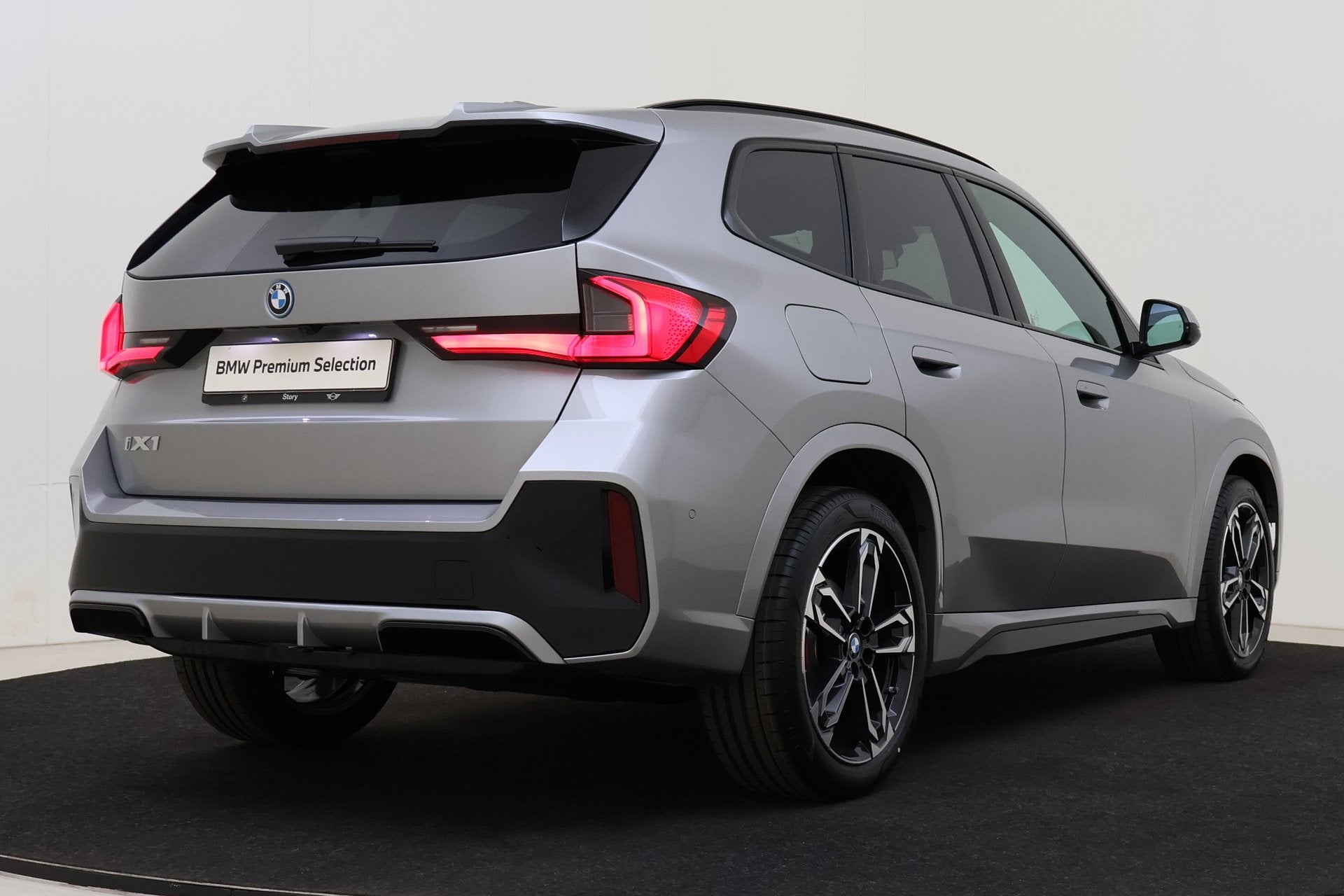BMW iX1 eDrive20 M Sport / Panoramadak / Trekhaak / Sportsto, Auto's, Gebruikt, Met garantie (alle), 204 pk, Zilver of Grijs