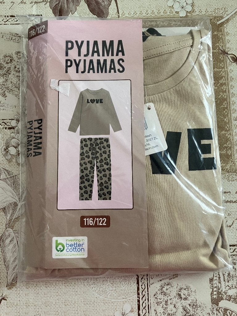 Nieuwe pyjama ' Love ' Maat 116 / 122, Ophalen of Verzenden, Nieuw, Meisje, Nacht- of Onderkleding