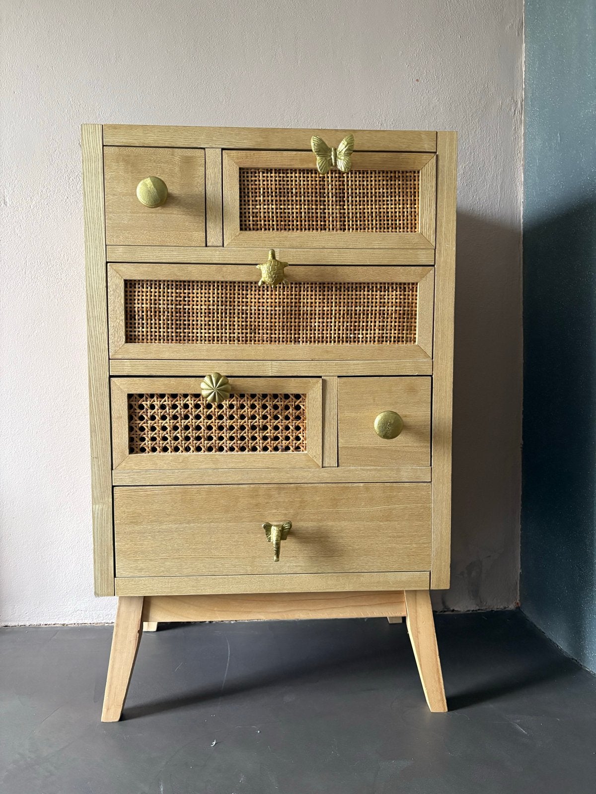 Ladenkastje Xenos met rotan en gouden knoppen, Huis en Inrichting, Ophalen, Minder dan 50 cm, Gebruikt, 5 laden of meer
