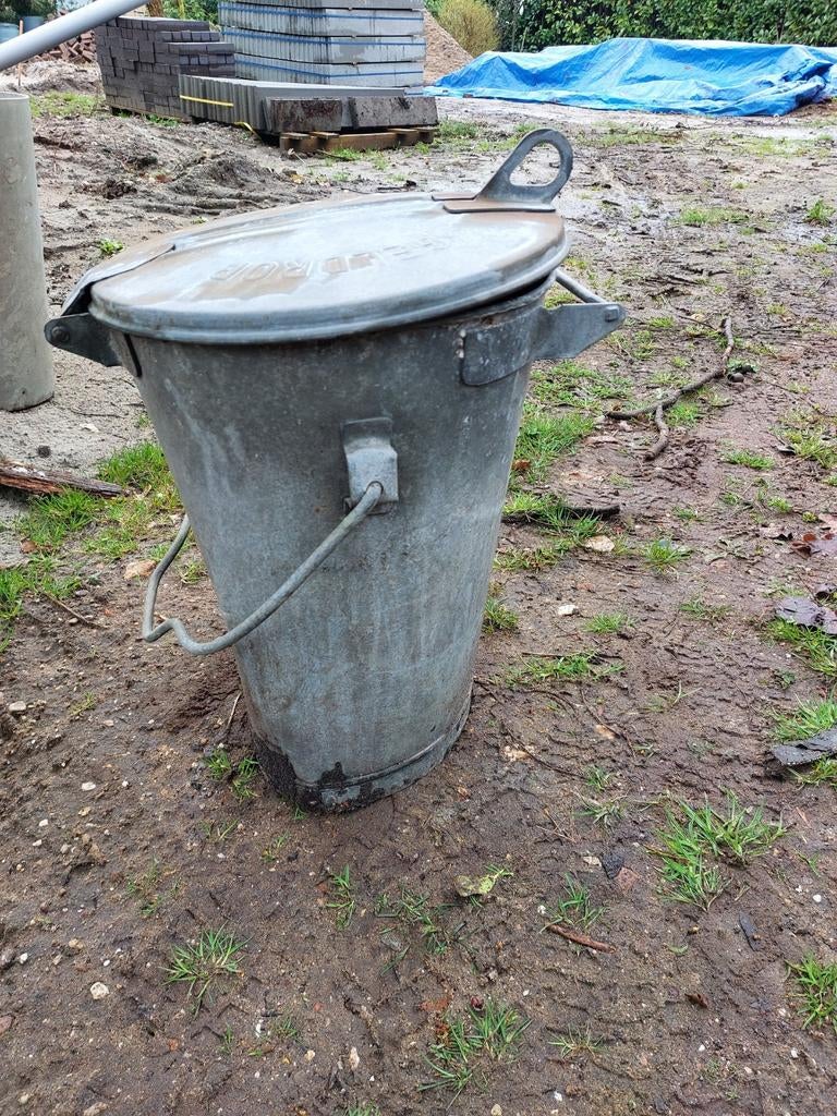 Brocante Oude Zinken Vuilnisbak met deuk, Ophalen