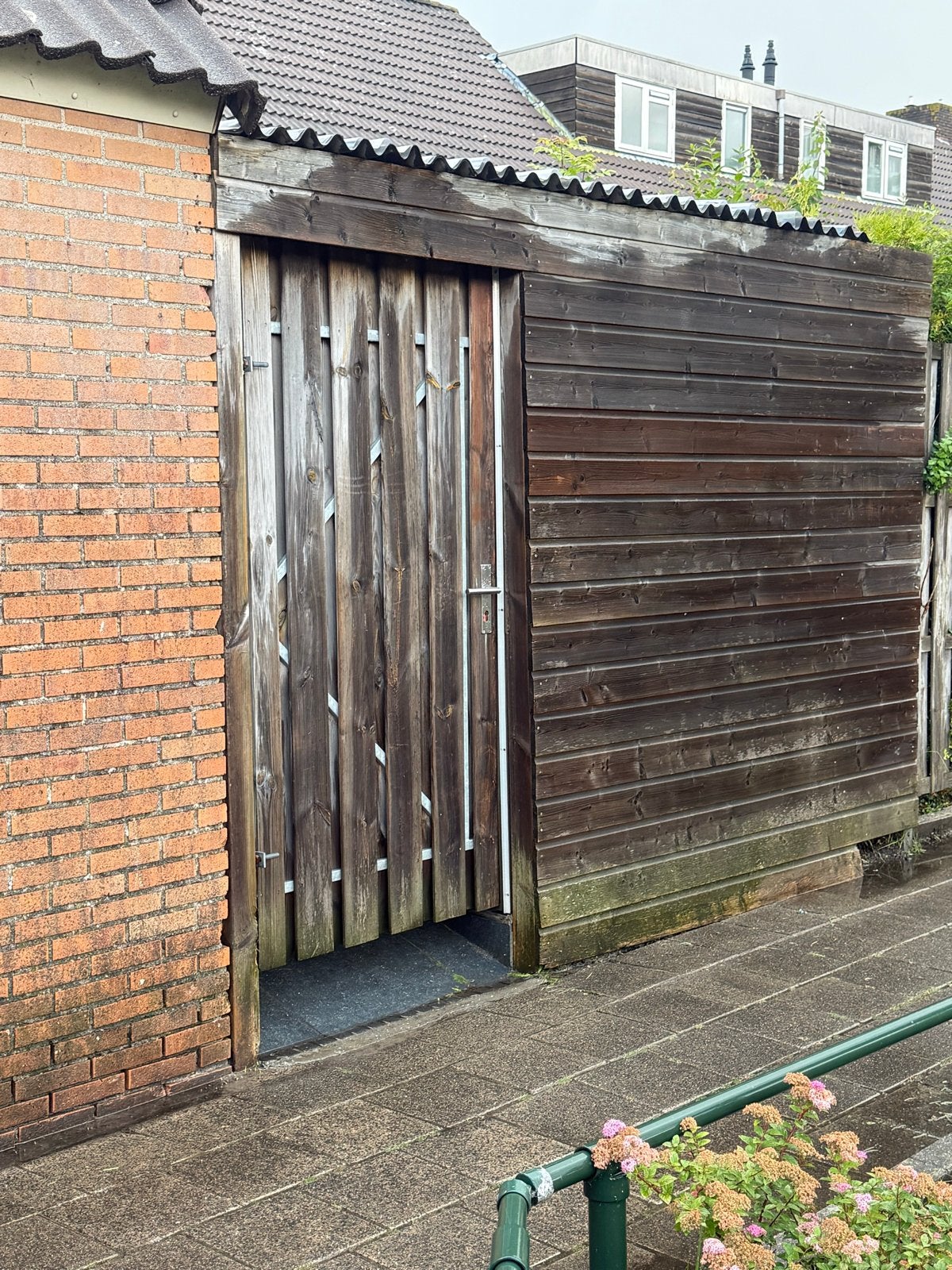 Robuuste houten berging met golfplaten dak, Tuin en Terras, Bergingen en Tuinkasten, Gebruikt, Fietsenberging, Hout, Ophalen of Verzenden