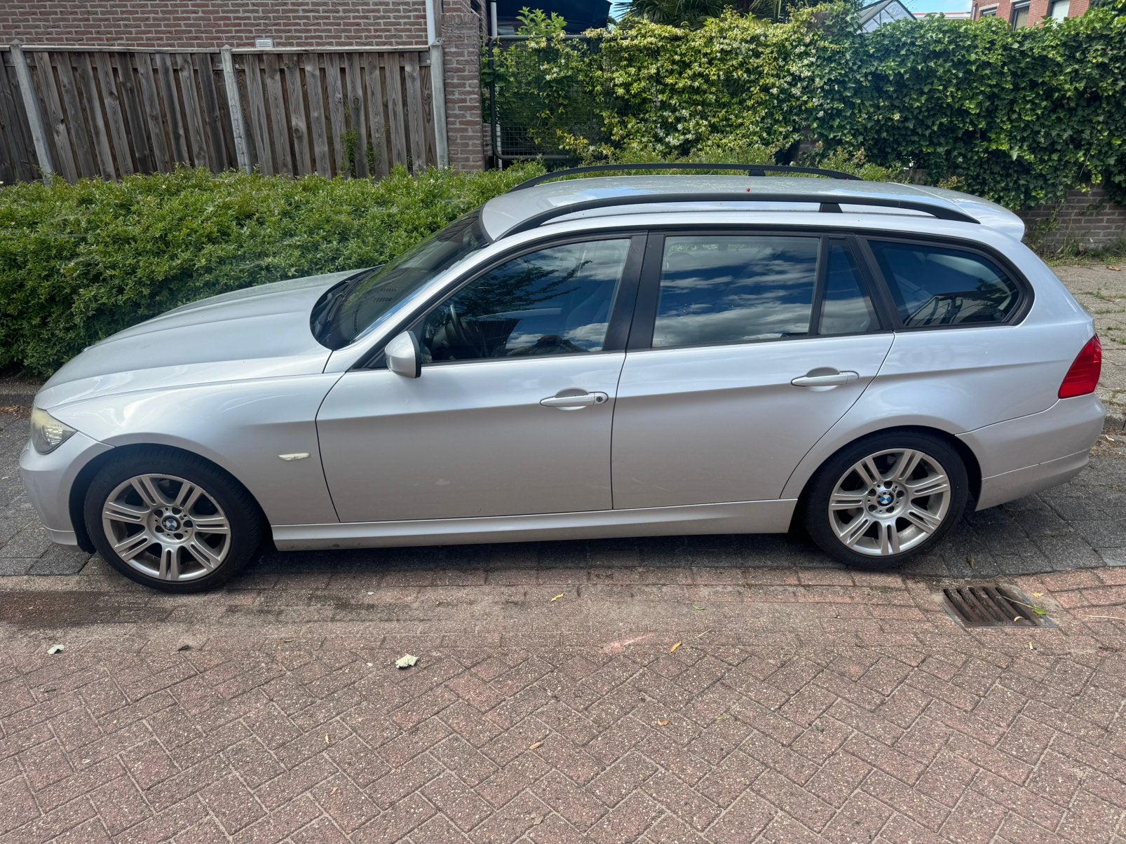 BMW 3-Serie 2.0 318 I Touring 2009 Grijs, Auto's, BMW, Start-stop-systeem, Handgeschakeld, 1405 kg, 3-Serie