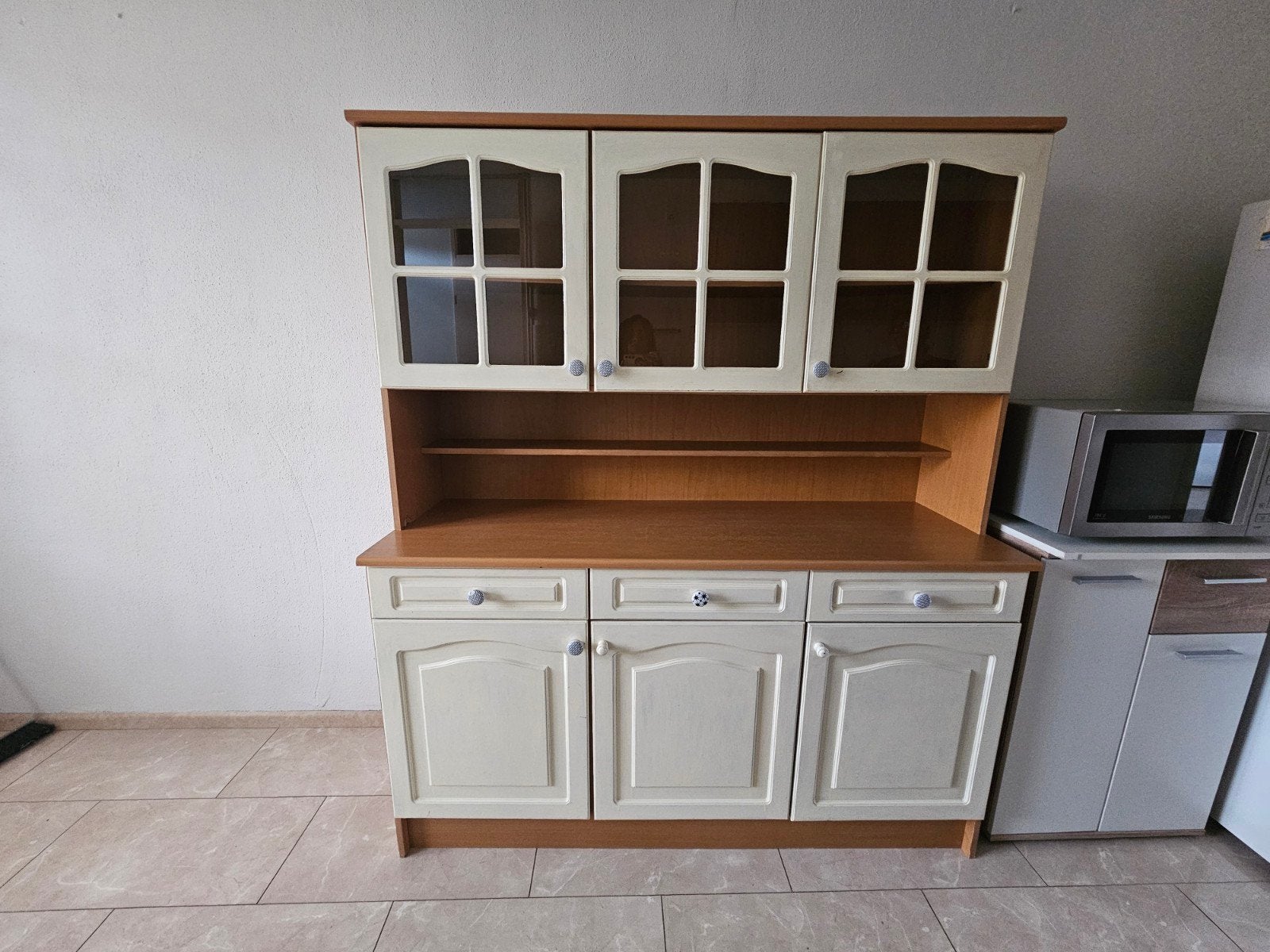 Buffetkast met vitrine en lades - Crème/Hout, Huis en Inrichting, Ophalen, Gebruikt, 100 tot 150 cm, Met lade(s)