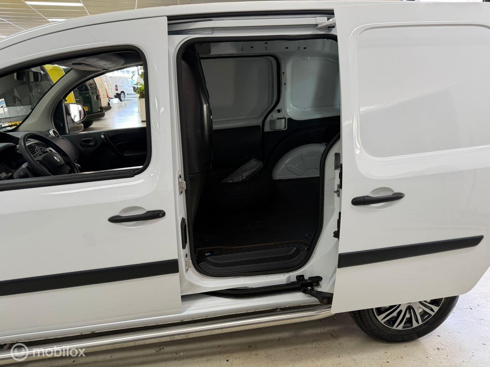Foto 12 van Renault Kangoo 1.5 Blue dCi 2 Schuideuren Airco