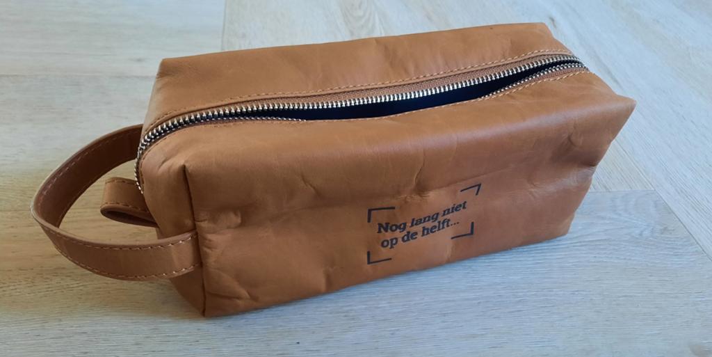 Leren toilettas nieuw en nooit gebruikt!, Ophalen, Nieuw, Bruin, Minder dan 35 cm