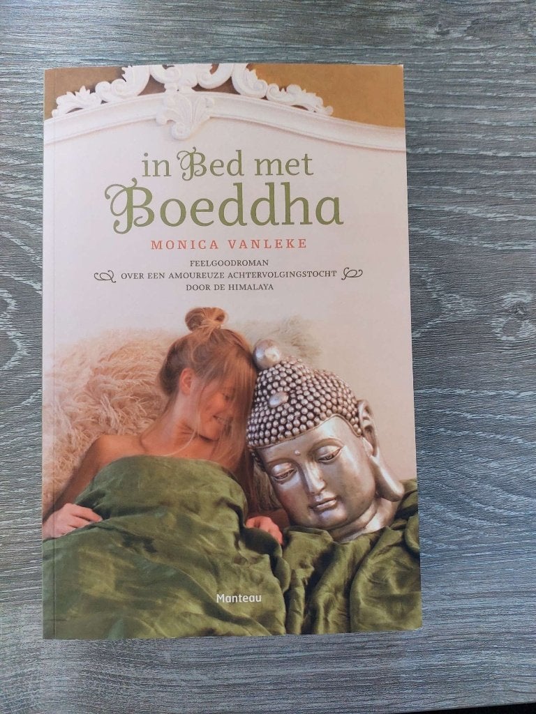 Monica VanLeke - In bed met Boeddha, Ophalen of Verzenden, Zo goed als nieuw