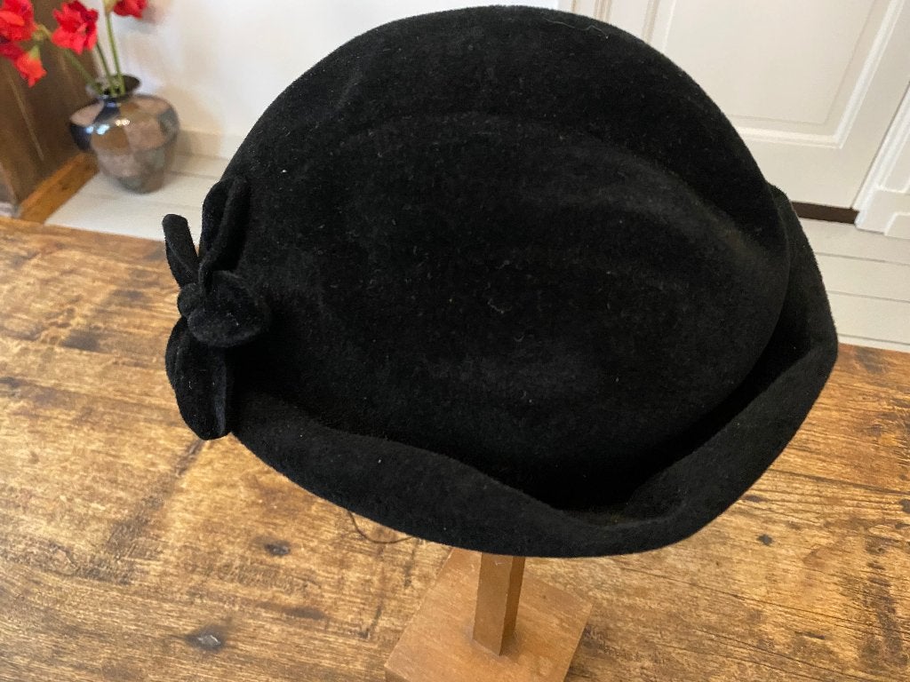 Hoed - dopmodel - zwart fluweel - strik, Ophalen of Verzenden, Zo goed als nieuw, 56 of 57 cm (M, 7 of 7⅛ inch), Hoed