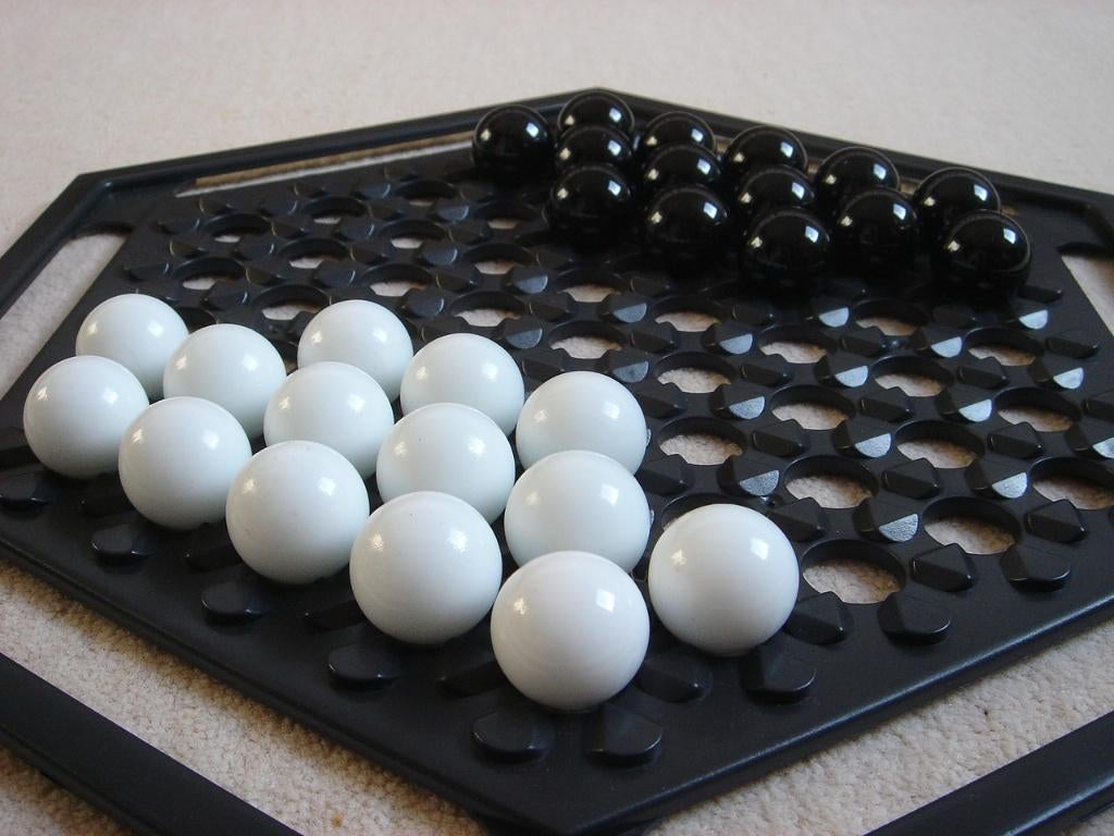 LEUK: Originele Abalone - GROTE versie met glazen knikkers!, Hobby en Vrije tijd, Gezelschapsspellen | Bordspellen, Een of twee spelers