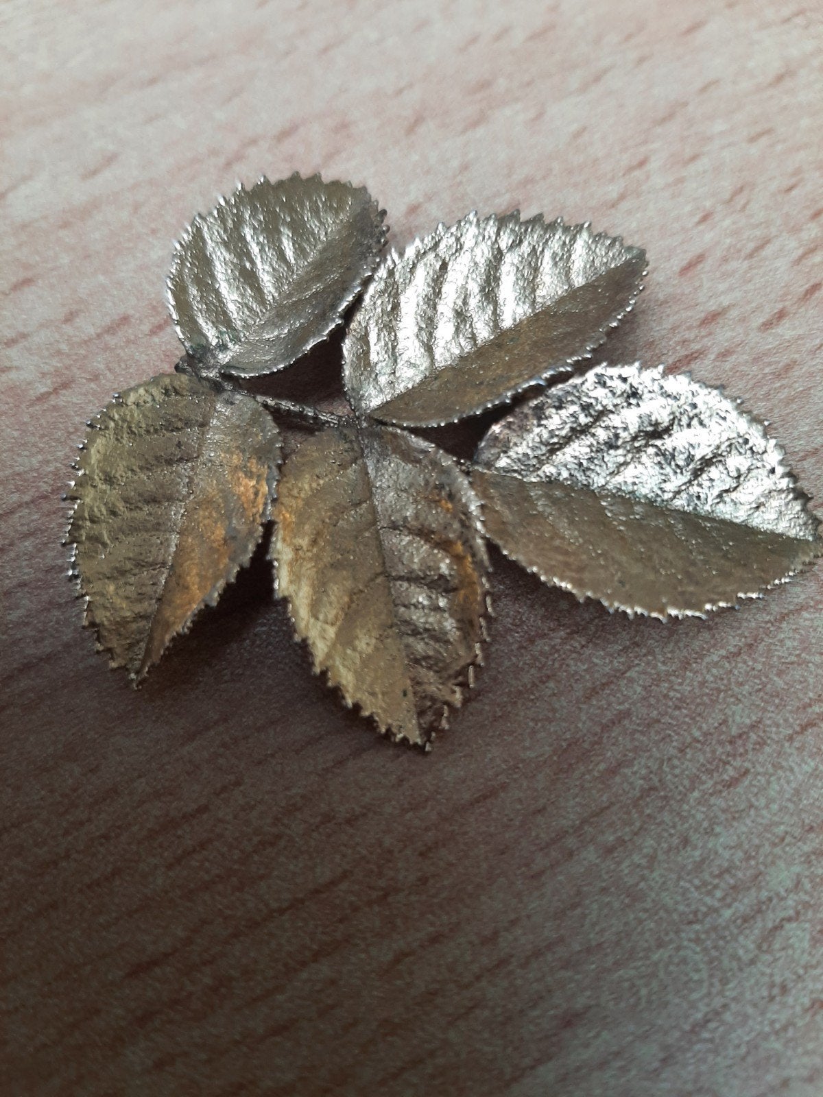 Goudenkleurbroche in de vorm van bladeren, Sieraden, Tassen en Uiterlijk, Broches, 4 tot 7 cm, Koper, Beige, Ophalen of Verzenden