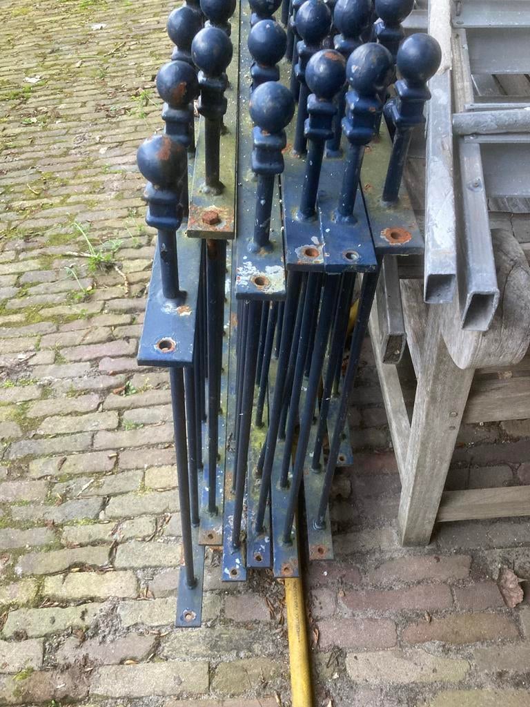 Zwaar spijlenhekwerk met palen en betonvoeten, Tuin en Terras, Tuinhekken en Hekwerk, Ophalen, Gebruikt, IJzer, Spijlenhekwerk