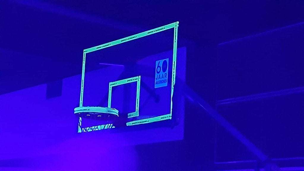 Foto 4 van Basketbal in blacklight glow in the dark LED UV neon spots