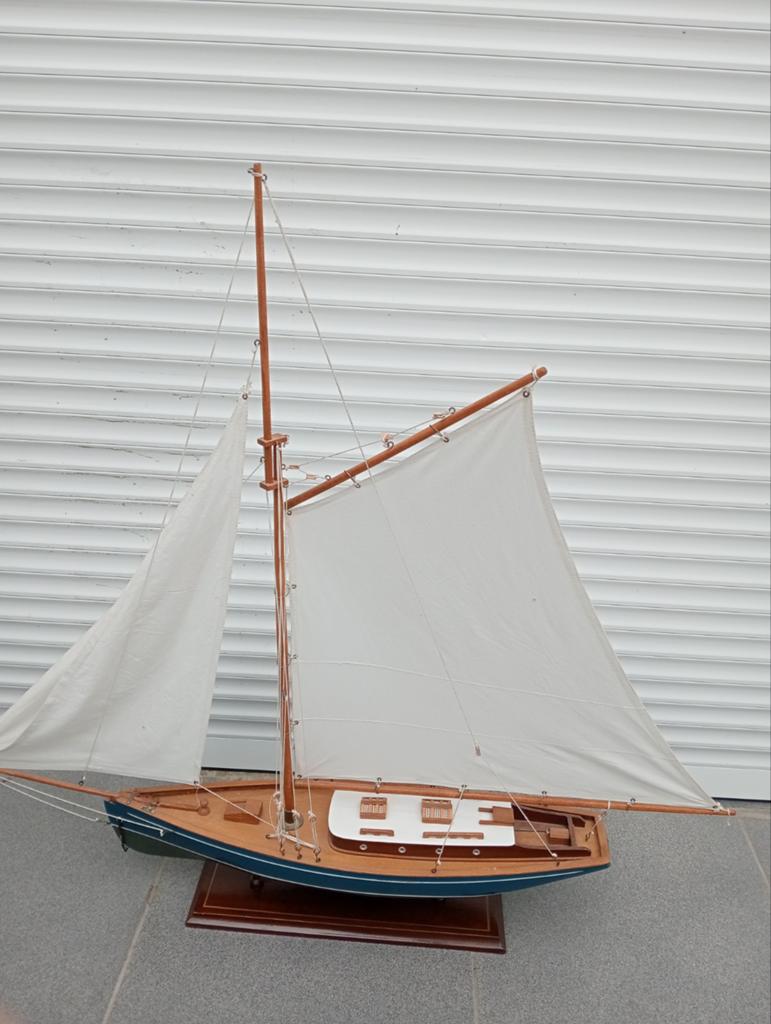 Prachtig houten zeilboot model met stoffen zeilen, Hobby en Vrije tijd, Ophalen of Verzenden, Zo goed als nieuw, Groter dan 1:32