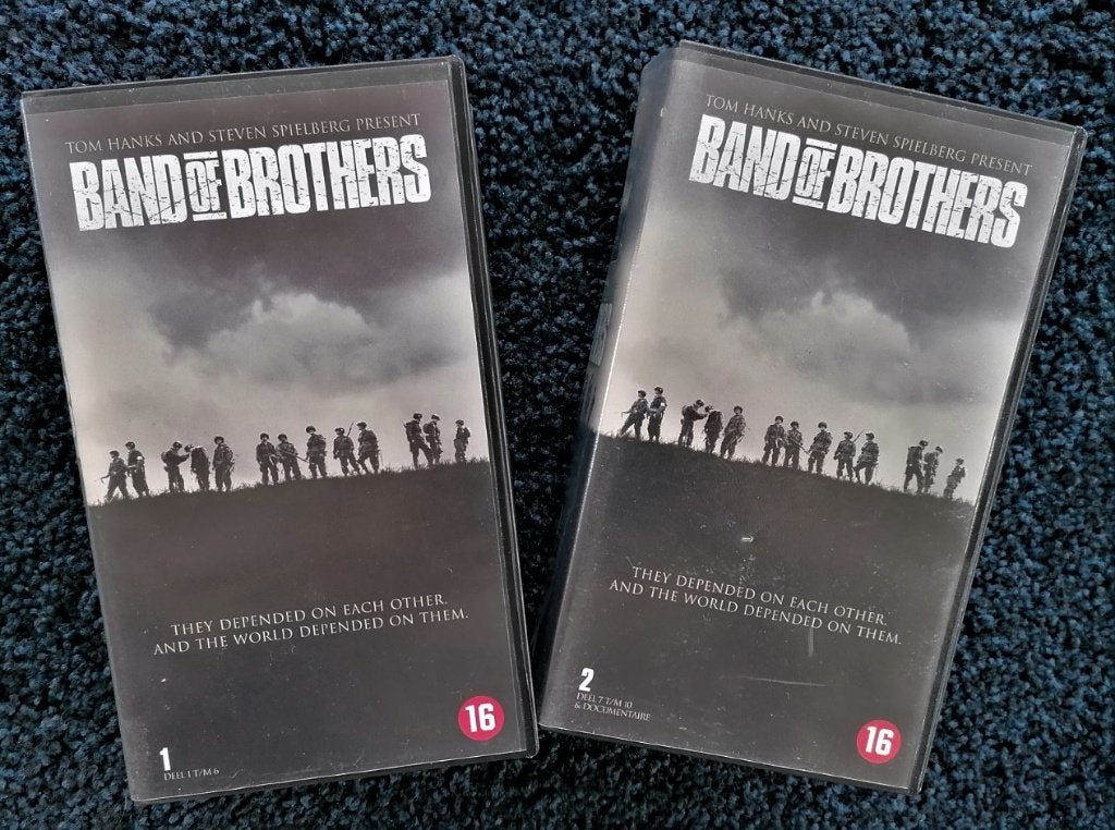 VHS: Band of Brothers compleet. 2 Cassettes/4 videobanden., Cd's en Dvd's, VHS | Film, Vanaf 16 jaar, Ophalen of Verzenden, Gebruikt