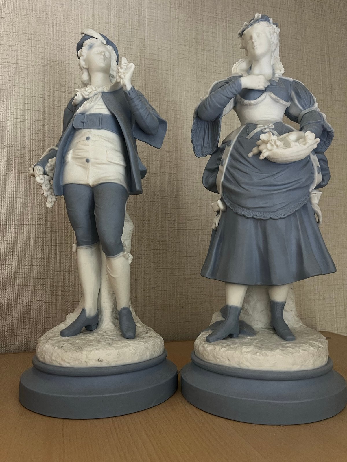 Set van twee Wedgwood Jasperware figuren: man en vrouw, Blauw, Ophalen of Verzenden, Steen of Keramiek, Beeld