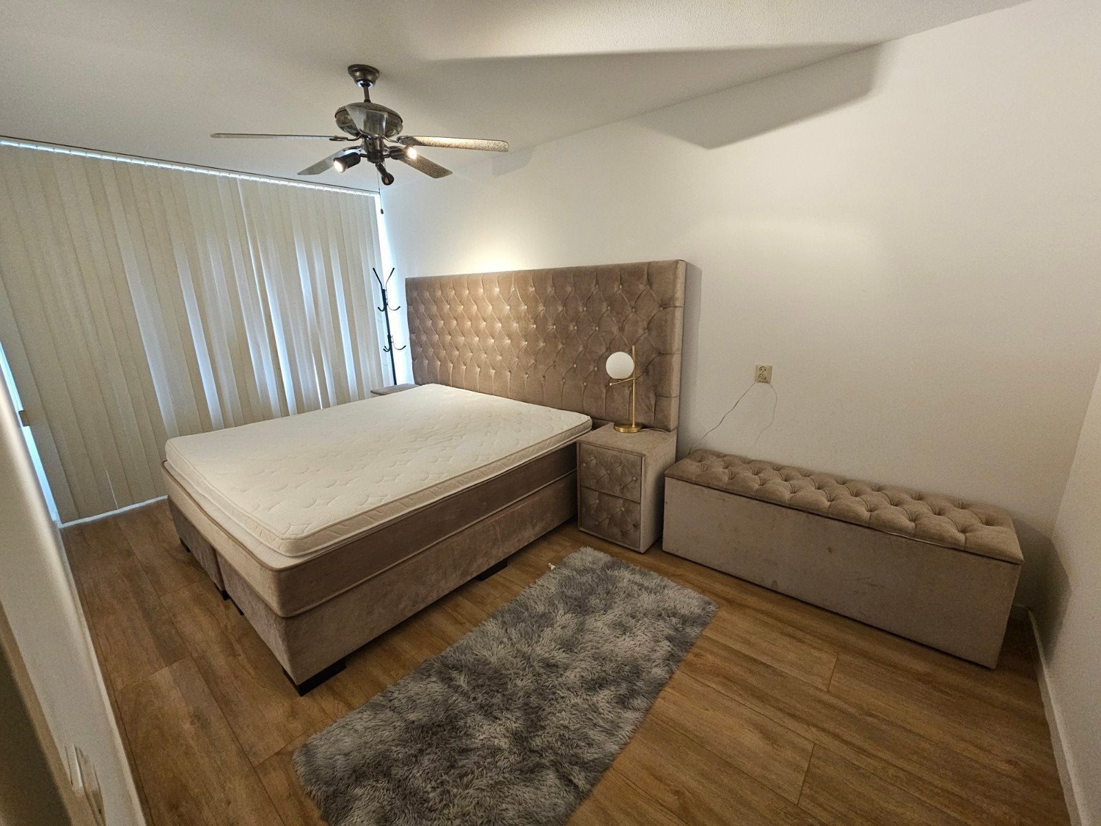 Luxe boxspring 180x200 met matras, nachtkastjes en hocker, Ophalen, Gebruikt