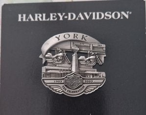 Harley pin '100th anniversary' York, Ophalen of Verzenden, Zo goed als nieuw, Transport, Speldje of Pin