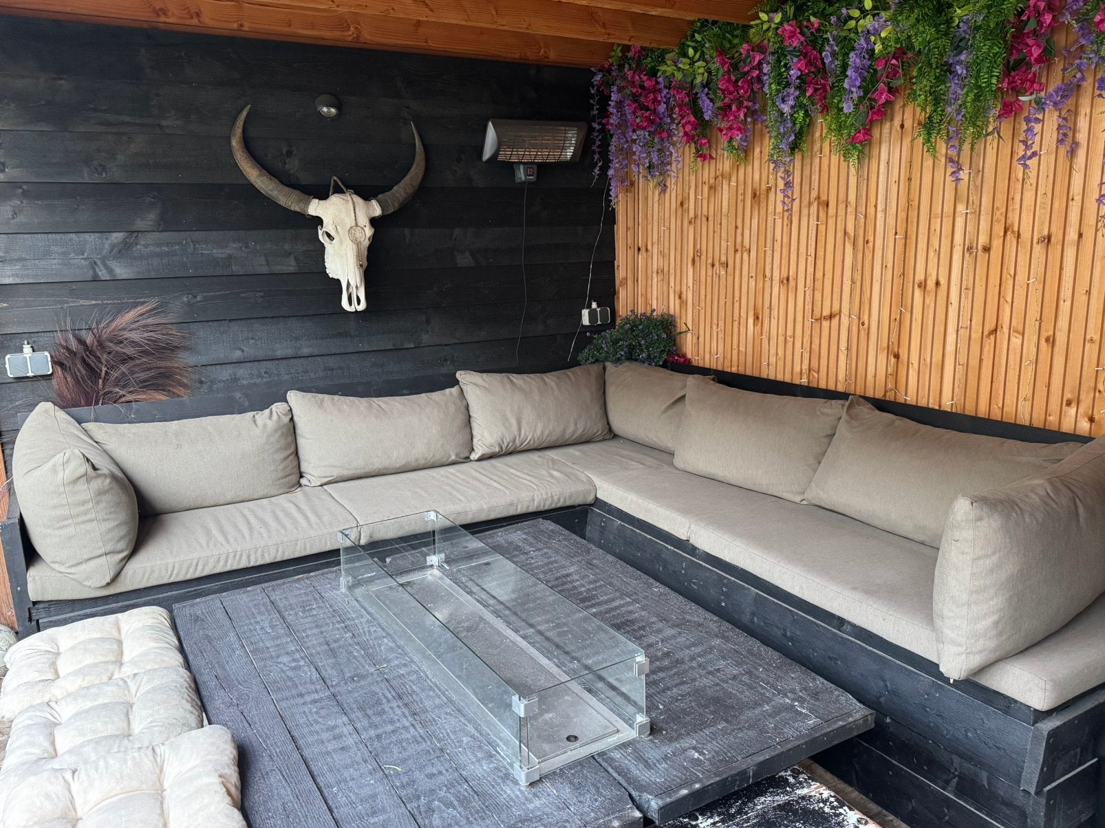 Te Koop : zwarte hoekbank met kussens+tafel met haard, Ophalen, Gebruikt, Bank, Loungeset