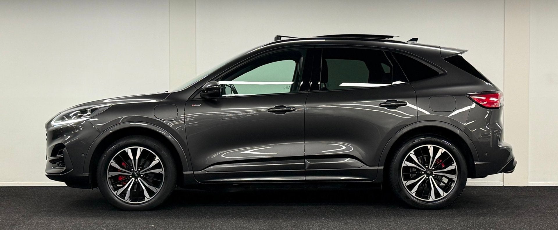 Ford Kuga 2.5 PHEV ST-Line X*224PK*Panodak*Trekhaak*B&O*19'', Auto's, Gebruikt, Zwart, 4 cilinders, Verwarmde buitenspiegels