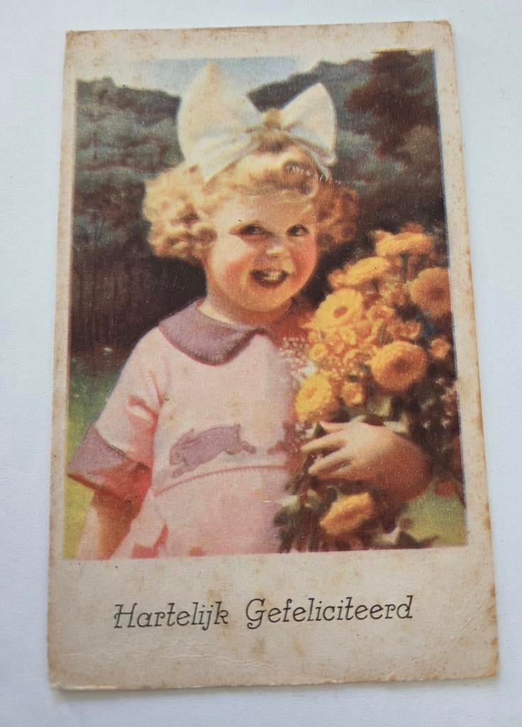 Meisje met blonde krullen en strik met bosje gele bloemen, Verzenden, 1920 tot 1940, Gelopen, Kinderen