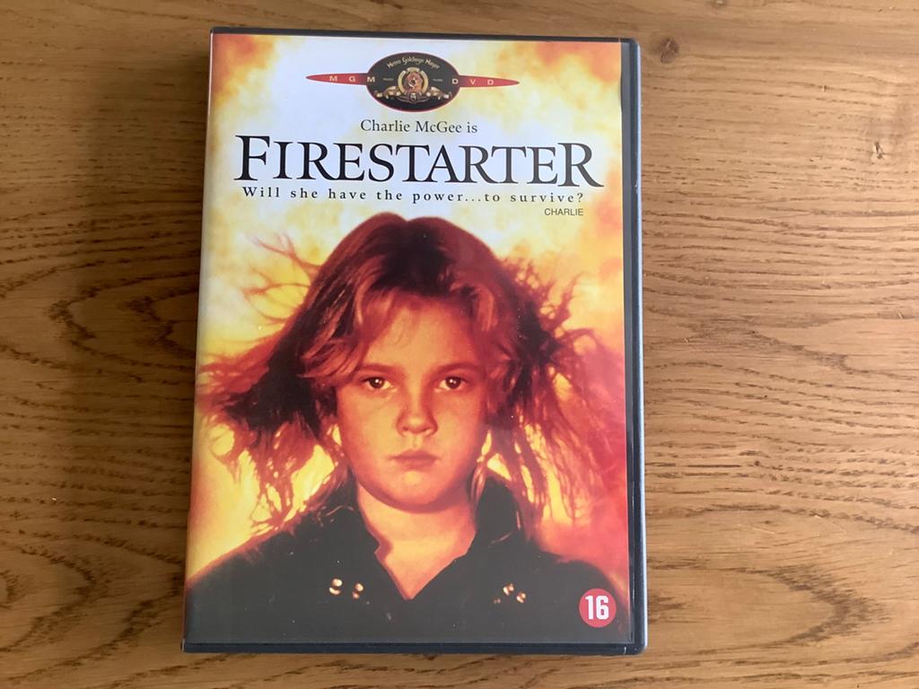 2). Firestarter, Stephen King, Drew Barrymore, Martin Sheen., Vanaf 16 jaar, Ophalen of Verzenden, Zo goed als nieuw