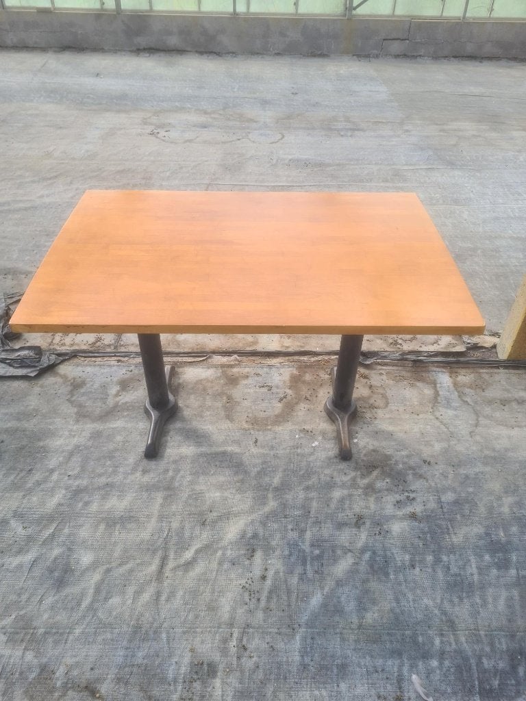 4 tafels met houten blad en onderstel, Ophalen, Zo goed als nieuw