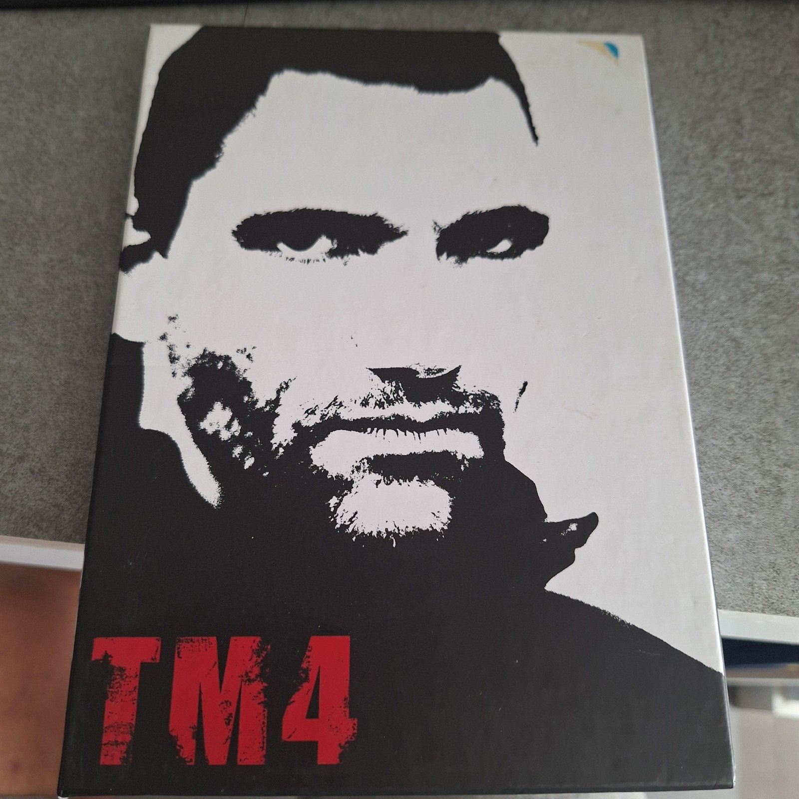 DVD Theo Maassen - TM4 (2004), Gebruikt, Nederlands, Vanaf 12 jaar, Inclusief doosje